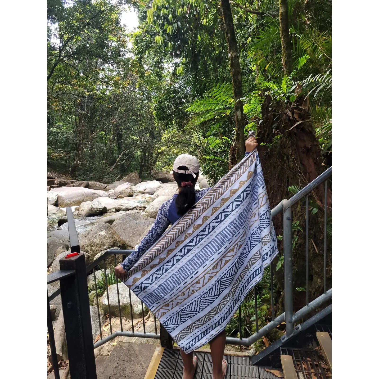 Bruny Beach Towel & Pouch Newlyfe