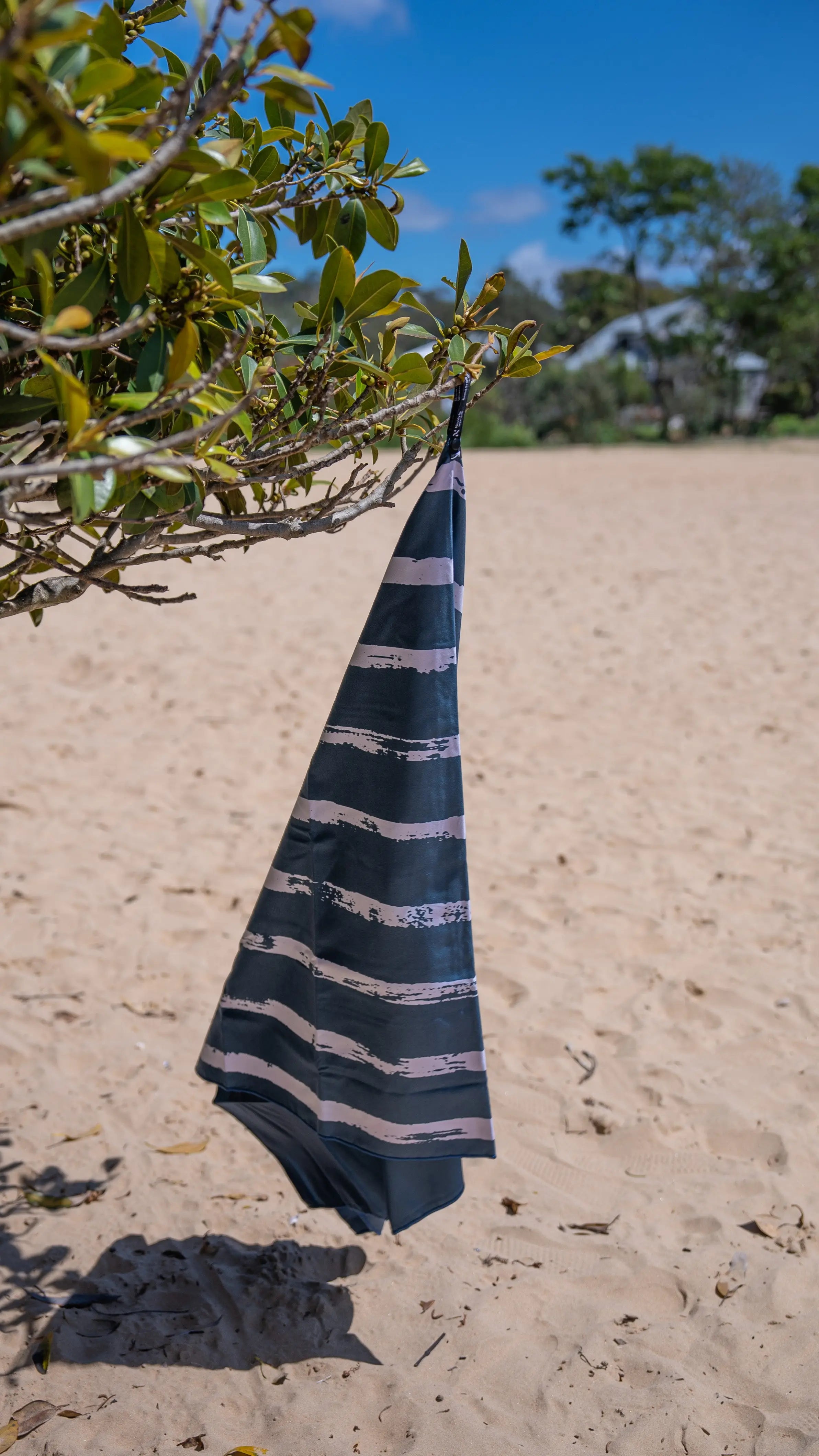 Palm Cove XL Beach Towel & Pouch Newlyfe