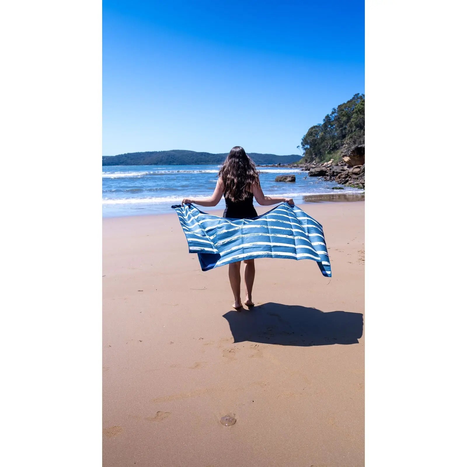 Palm Cove XL Beach Towel & Pouch Newlyfe
