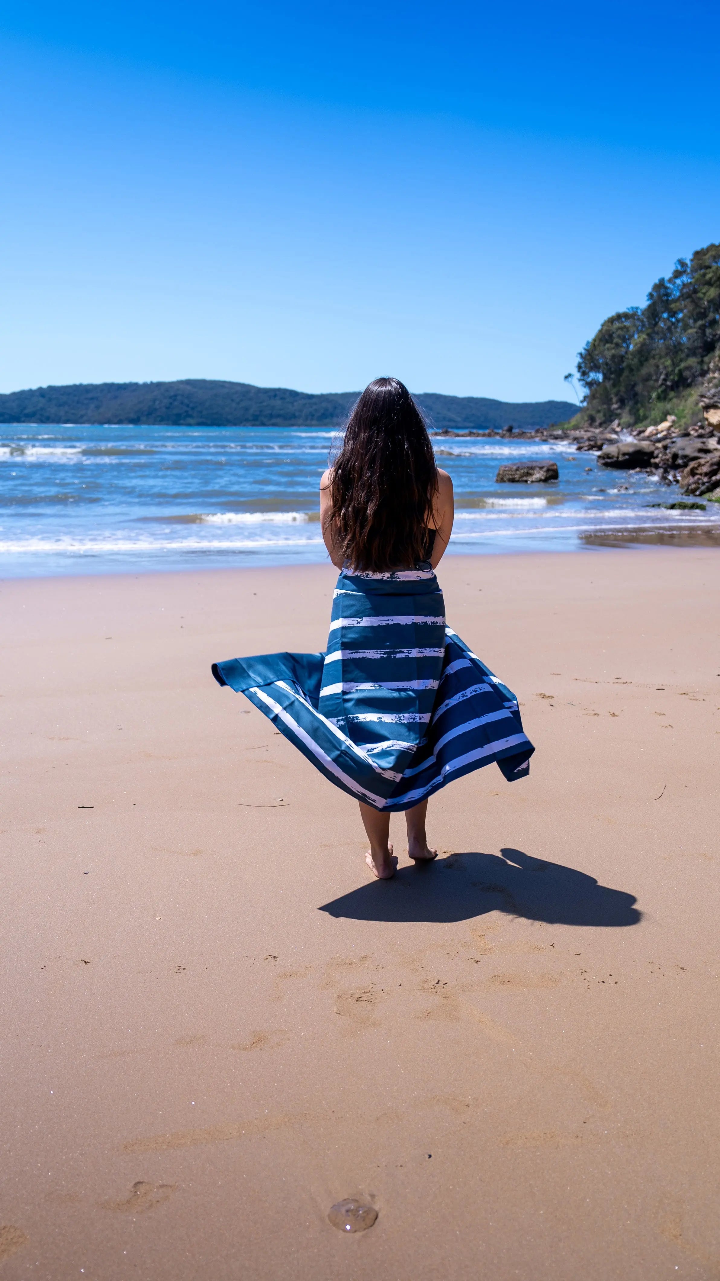 Palm Cove XL Beach Towel & Pouch Newlyfe