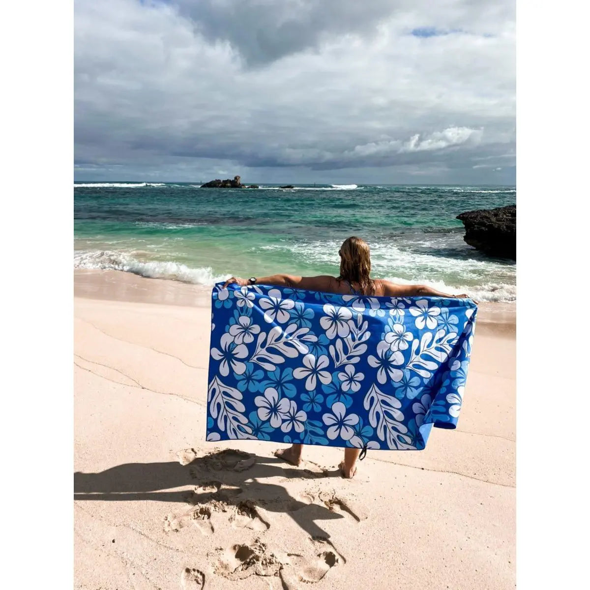 NEWLYFE SAND FREE MICROFIBER BEACH TOWEL