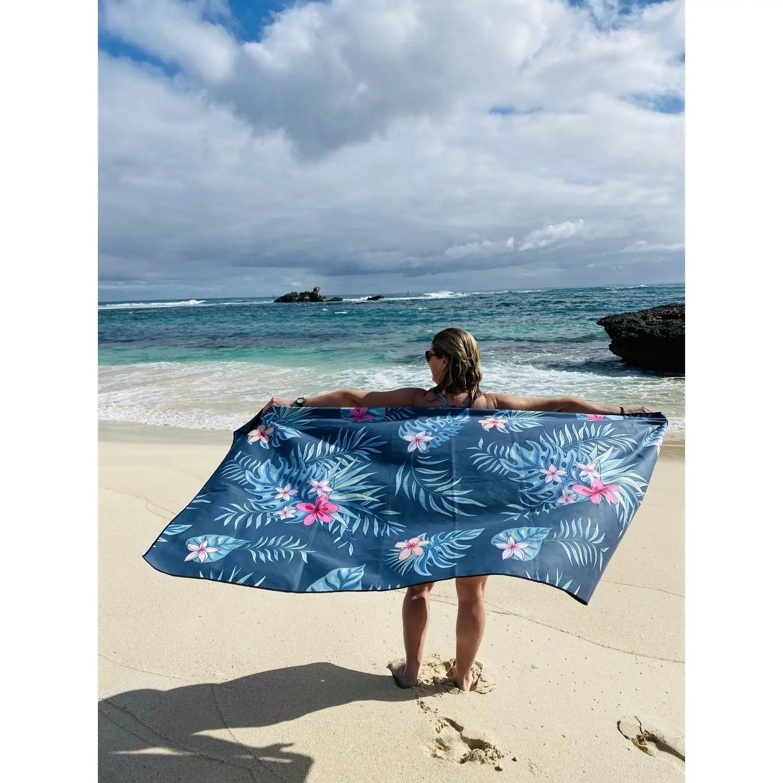 BYRON SAND FREE BEACH TOWEL