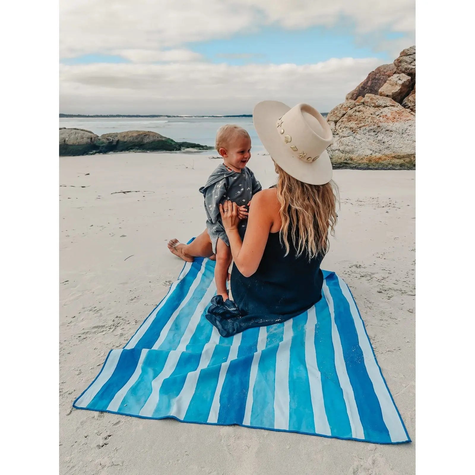 NEWLYFE SAND FREE MICROFIBER BEACH TOWEL