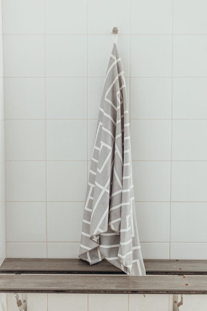 TRAVEL BATH TOWEL GREY